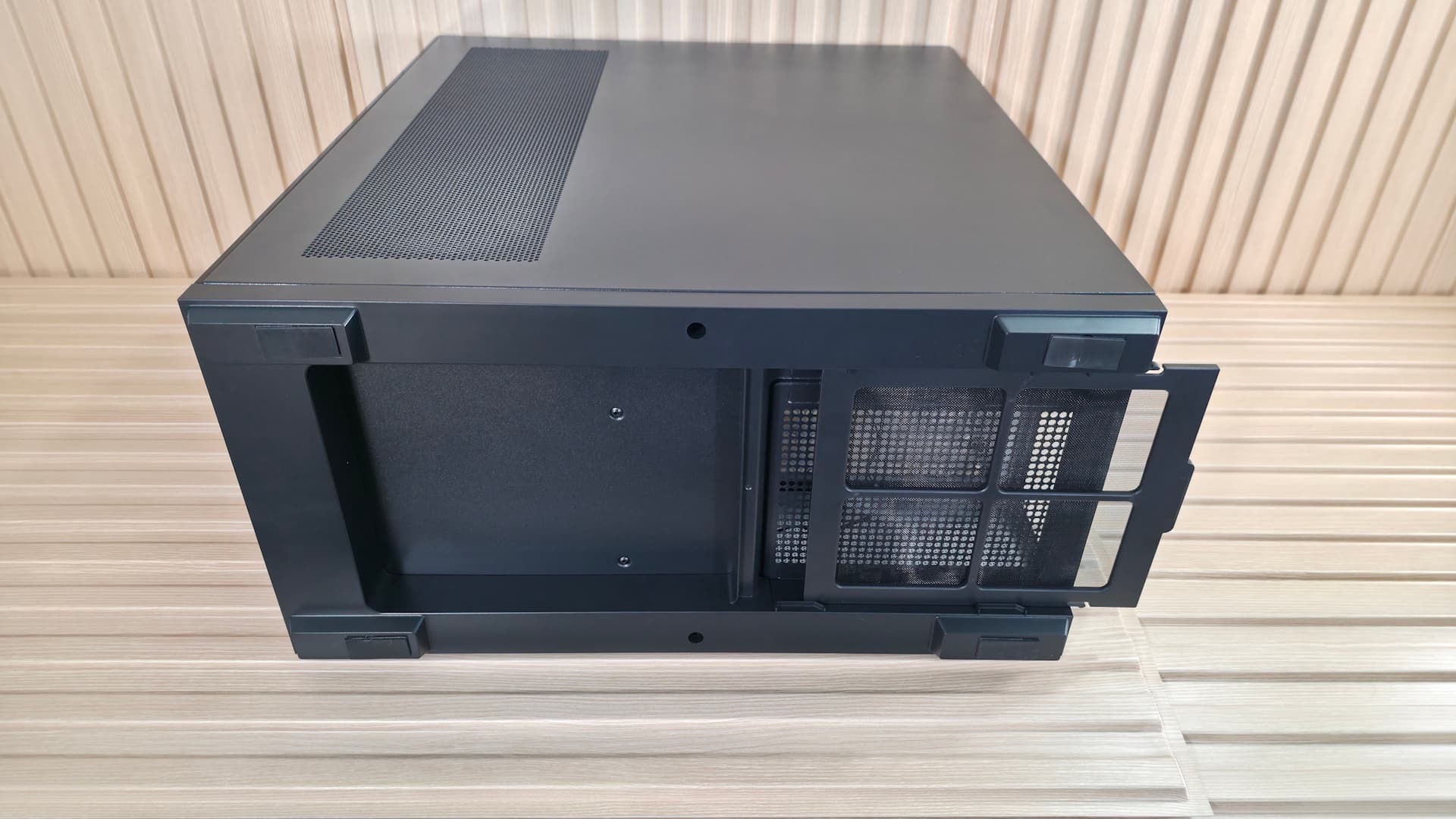 Montech TG3 - Outside