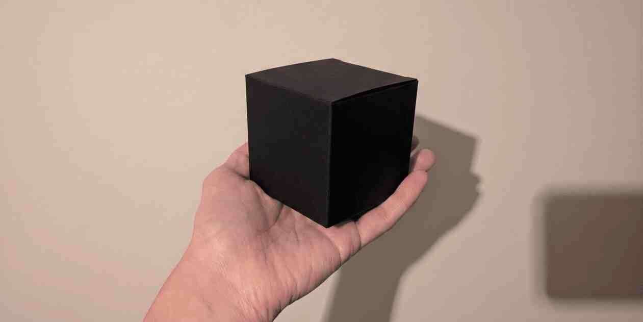 黒い箱です。1 ドルでいかがですか？