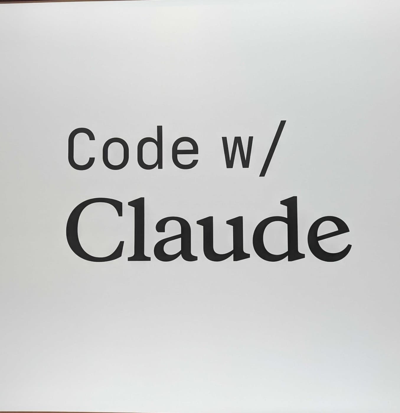 Code with Claude のステージに掲げられた「Code w/ Claude」の看板