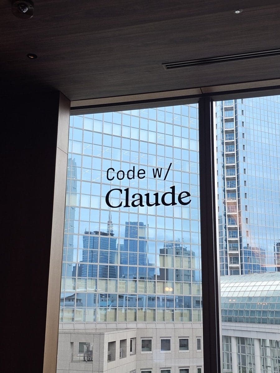 会場の窓に掲げられた Code w/ Claude のサイン